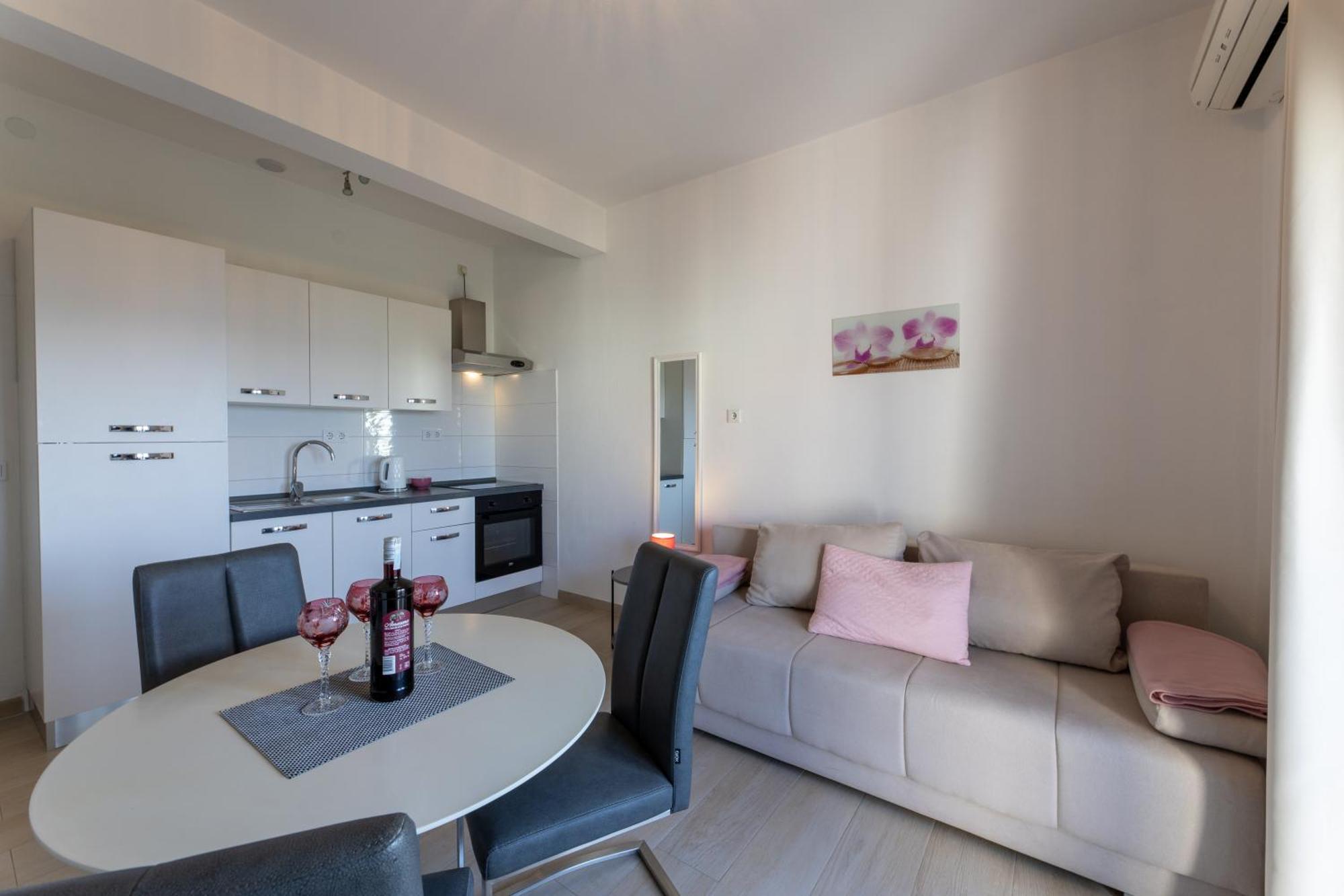 Apartments Bilopavlovic Kaštela Екстериор снимка